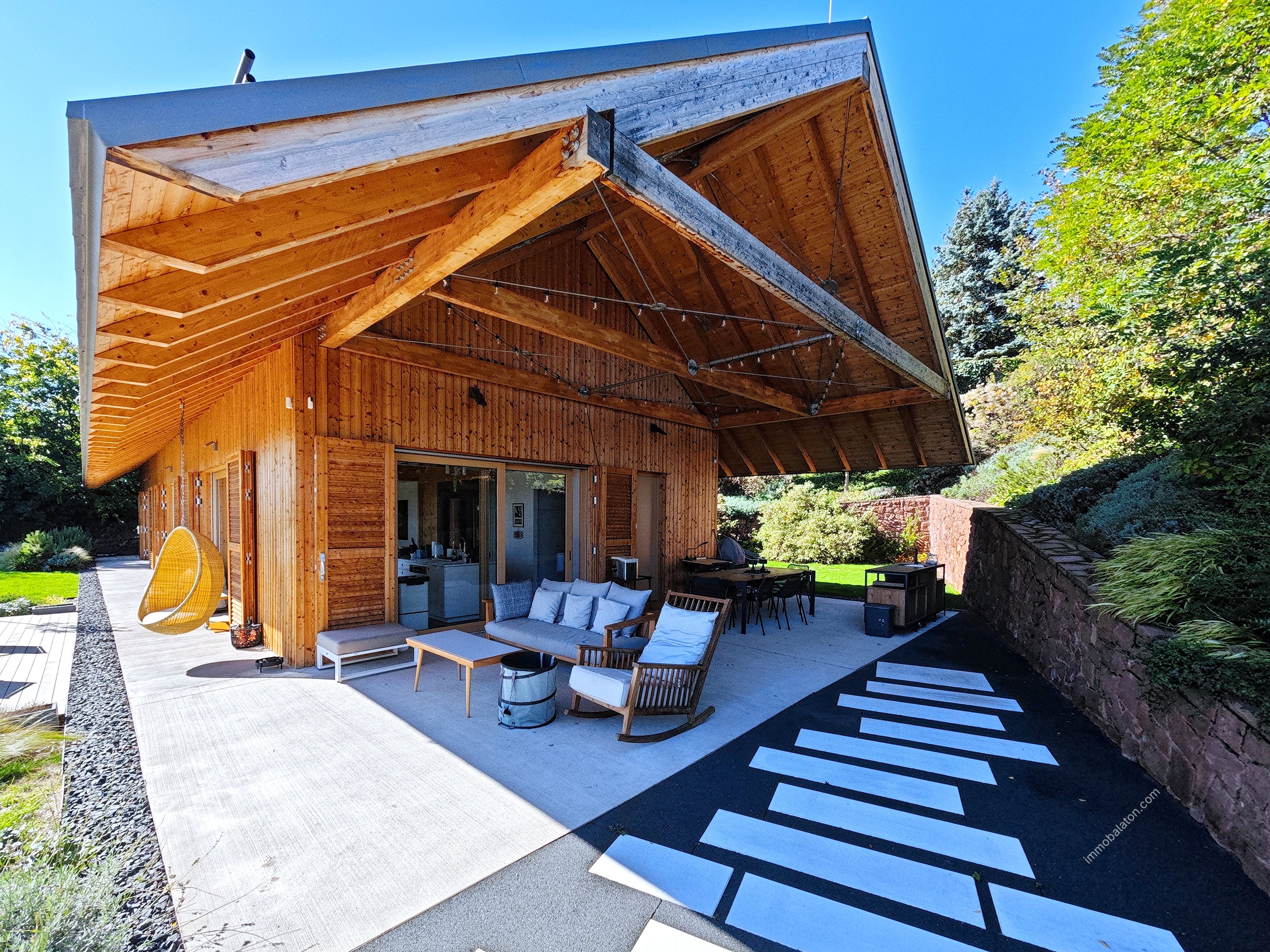 Skandináv luxusvilla és high-tech okosotthon Almádiban