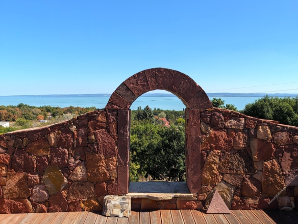 Kőház a Balaton felett – pincével és panorámás tetőterasszal